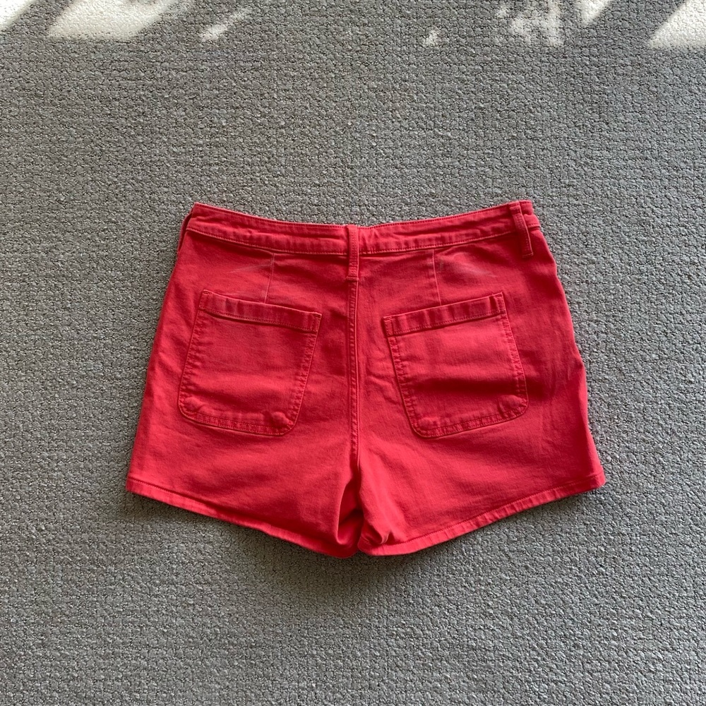 SOLD‼️ Universal Thread shorts